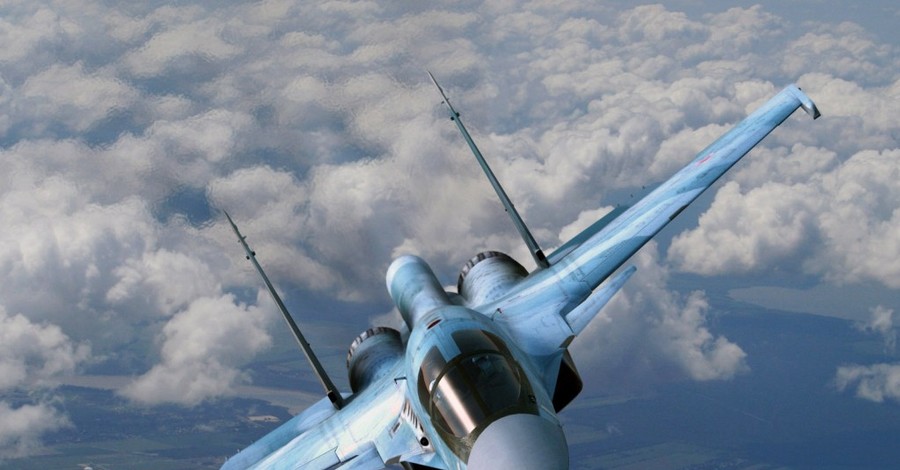 В Китае истребитель разбился, врезавшись в гору