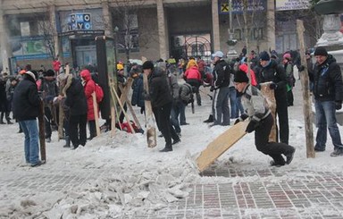 К зданию КГГА принесли похоронные венки