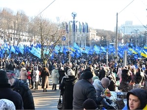 Митинг в Мариинском парке оградили двумя заборами