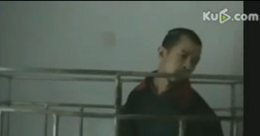 Китаянка 40 лет держала сына в клетке