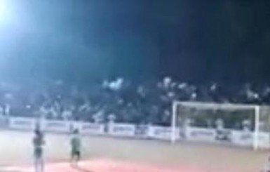 В Индии на стадионе рухнула трибуна со зрителями