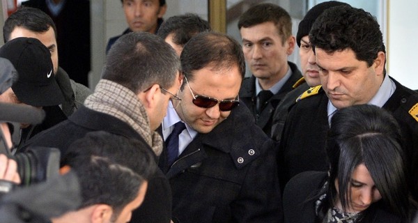 В Турции чиновники и сыновья министров арестованы за взятки