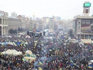 В Мариинском парке сворачивают палатки, а на Майдане окапываются до весны 