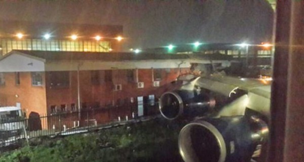 Пассажирский самолет протаранил здание в аэропорту Йоханнесбурга
