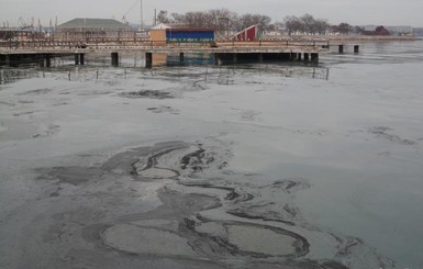 Странные пятна в Черном море могут быть сажей или угольной пылью