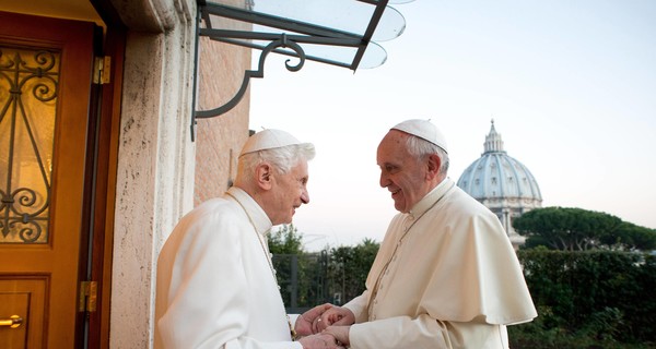 Два папы римских встретились в канун католического Рождества 