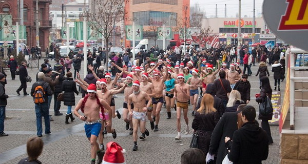 Центр города снова заполнят голые Деды Морозы