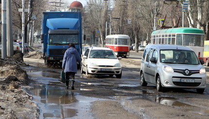 Ямы на дорогах Днепра калечат автомобили