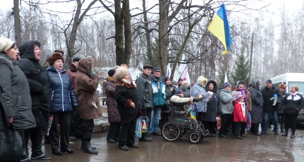 Харьковские активисты поздравили Тимошенко с Рождеством колядками и пирогами 