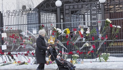 Киевляне принесли цветы под посольство России в Киеве в связи с трагедией в Кемерово 