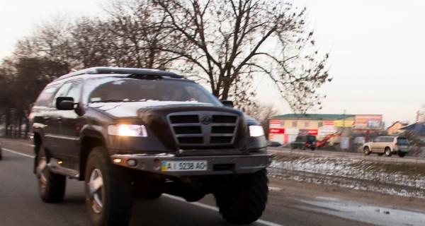 По Киеву разъезжает огромный самодельный внедорожник