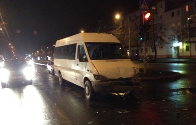 В центре Запорожья маршрутка врезалась в иномарку