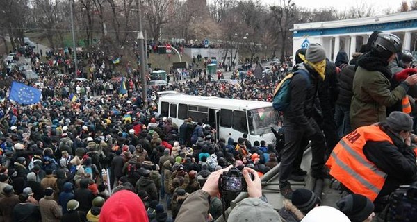 На улице Грушевского начались стычки