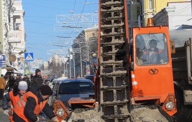 Горожане обмораживаются и чистят снег