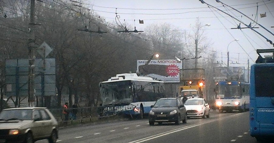 В Симферополе из-за тумана троллейбус протаранил забор