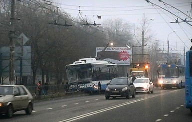 В Симферополе из-за тумана троллейбус протаранил забор