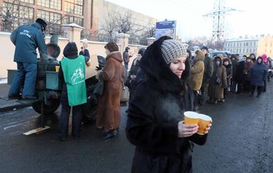 Паломники у Киево-Печерской Лавры греются в троллейбусах