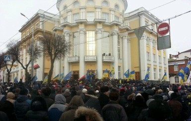 Начался штурм Винницкого облсовета