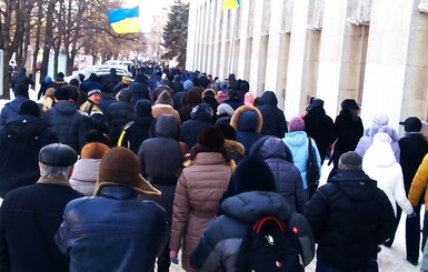 В Днепропетровске ОГА охраняют снежные валы