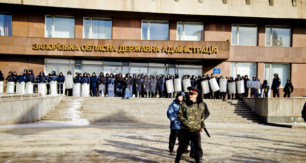 В Запорожье милицию забросали бутылками и камнями 