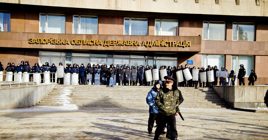 В Запорожье милицию забросали бутылками и камнями 