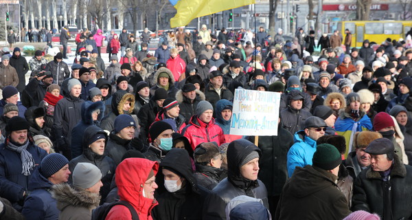 В Запорожье разожгли костры у обладминистрации 