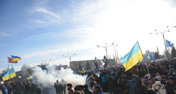 В Запорожье люди в масках из здания администрации бросали в митингующих палки