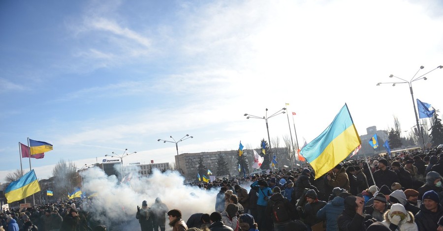 В Запорожье люди в масках из здания администрации бросали в митингующих палки