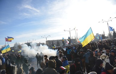 В Запорожье люди в масках из здания администрации бросали в митингующих палки