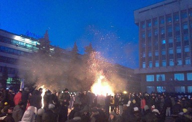 В Запорожье митингующие развели костры у стен администрации