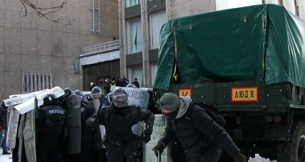 Силовики оттеснили протестующих от здания Днепропетровской ОГА