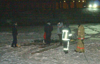 В Киеве из озера вытащили иномарку