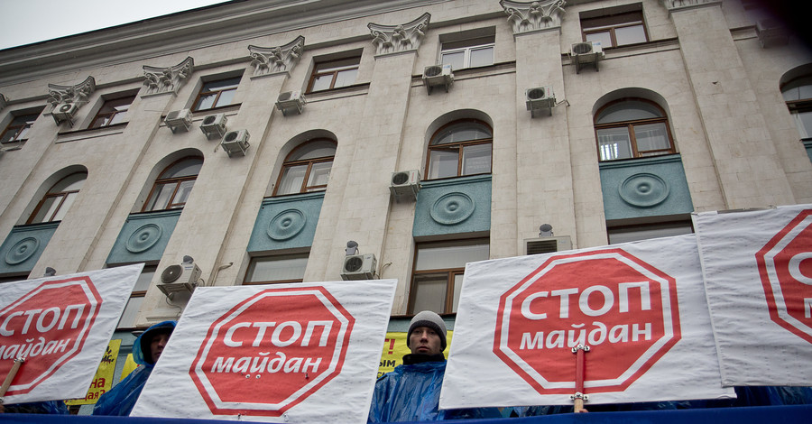 День митингов в Симферополе: админздания от захвата защищали палками и битами