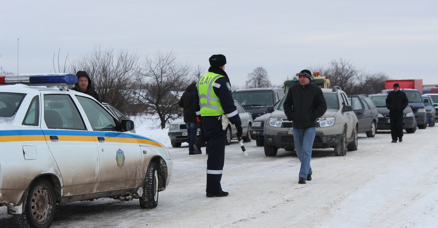 Во Львове гаишники спасли семью с двумя детьми, застрявшую в сугробах