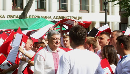 Петр Порошенко в Днепре принял участие в флешмобе в честь Дня Вышиванки. 