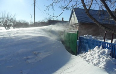 В Бердянске двух пенсионерок занесло снегом вместе с их домами