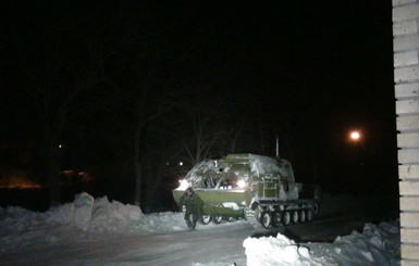 Будущих мам привозят в роддом на танках 