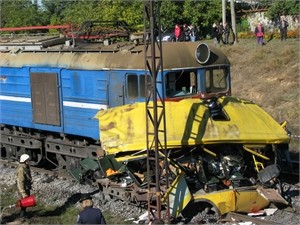 Поезд, раздавивший маршрутку, должен был проехать место трагедии на полчаса раньше