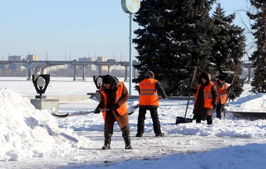 Для уборки сосулек и снега горожане нанимают альпинистов