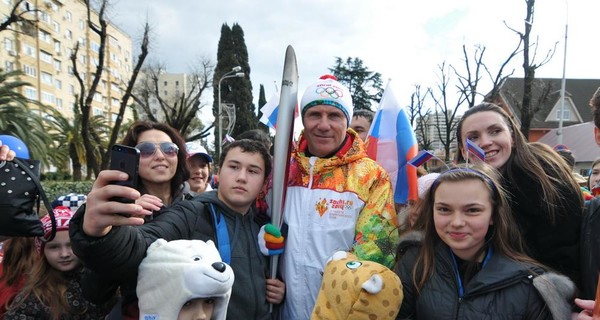 Бубка пронес олимпийский огонь по Адлеру 