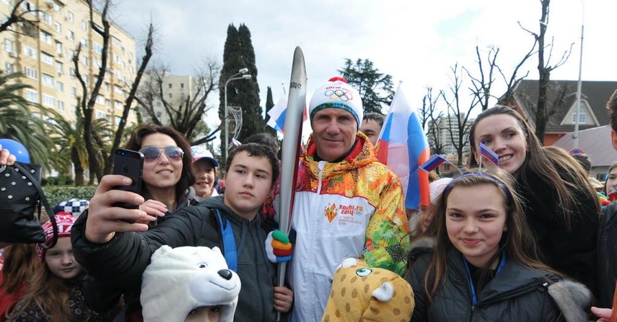 Бубка пронес олимпийский огонь по Адлеру 