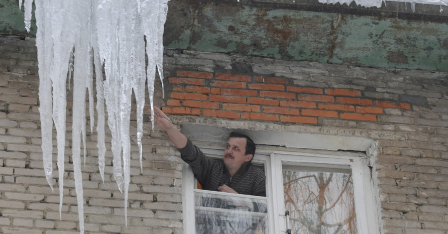 На борьбу с сосульками отправляют дворников  и альпинистов