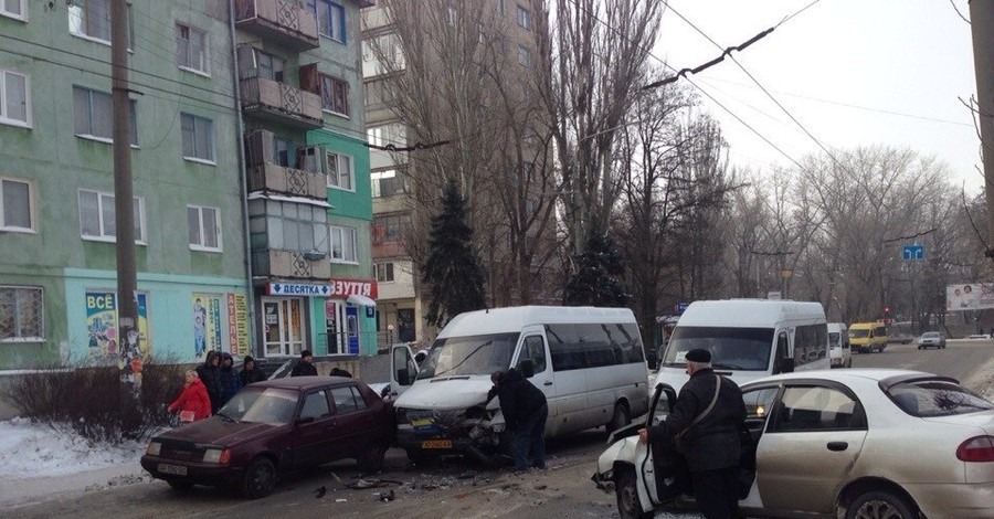 В Запорожье маршрутка протаранила 