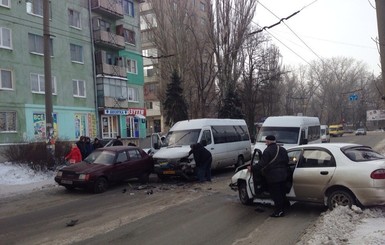 В Запорожье маршрутка протаранила 