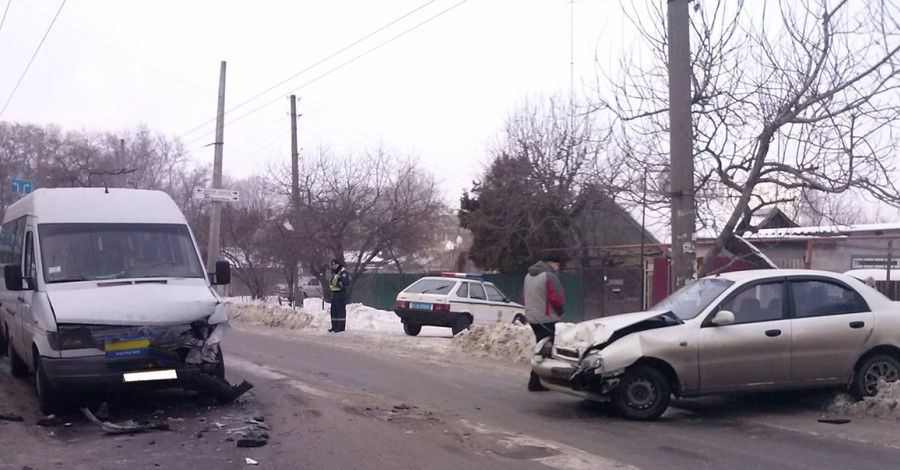 В Запорожье в ДТП с маршруткой пострадали три человека