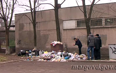 За мать выброшенного в мусор младенца объявили награду