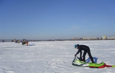 В городе оттепель: По дорогам - вплавь, а по Днепру - пешком