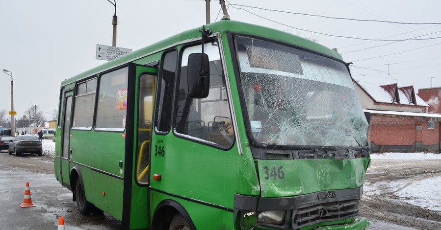 Для харьковского автобуса утро началось с ДТП