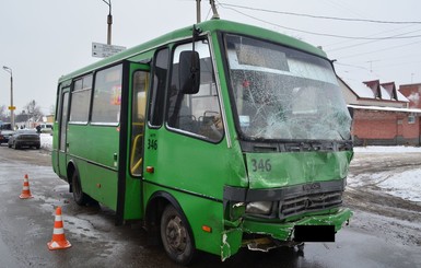 Для харьковского автобуса утро началось с ДТП