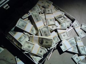В Казахстане рухнула валюта, закрылись обменники и интернет-магазины